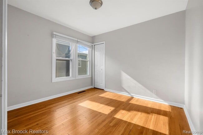 Building Photo - 520 E Hazelhurst St