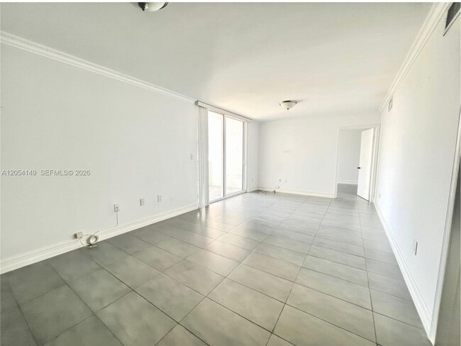 Building Photo - 2457 Collins Ave