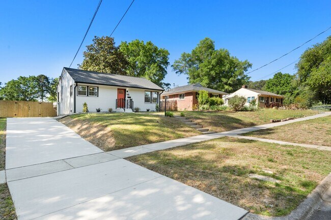 Building Photo - Charming, thoughtfully renovated 2 bed/1 bath in Northgate Park!