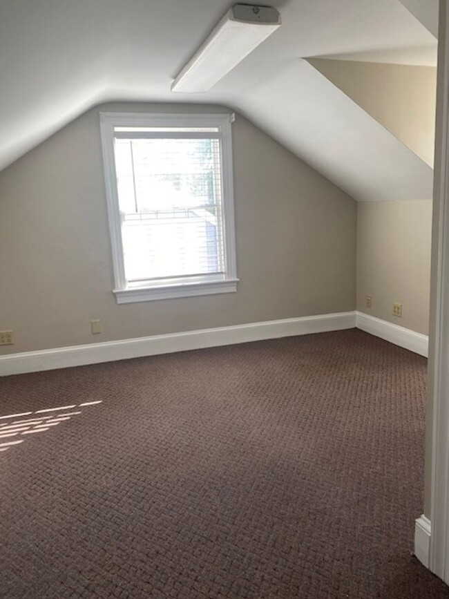 Building Photo - Ready for new tenants June 2025! Downtown ...