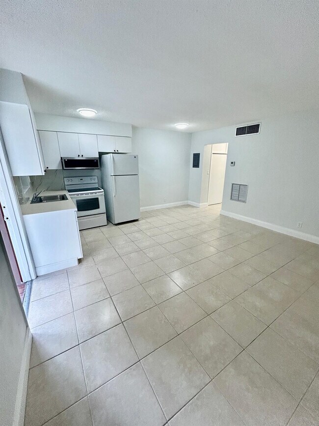 Building Photo - 2545 Taft St