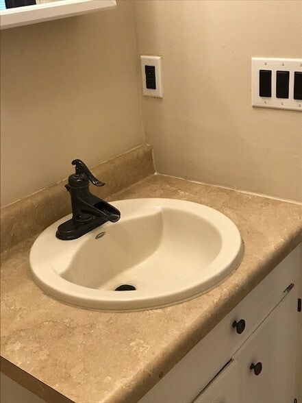 hall bath - 698 Florida Dr