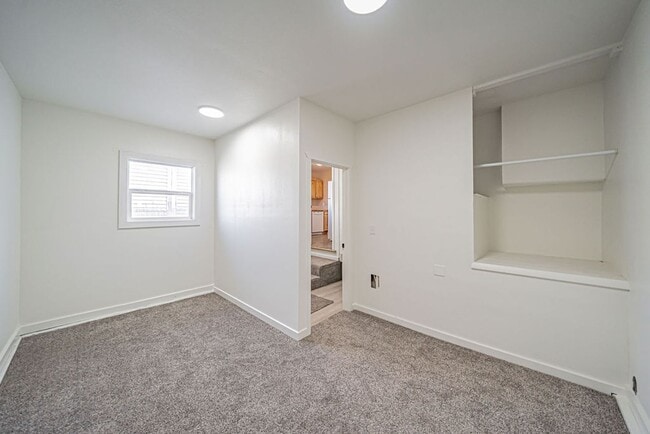 Building Photo - 3 bed 1 bath home recently renovated.