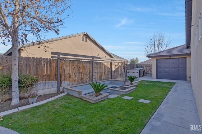 Building Photo - NW Home w/Pool & Firepit!