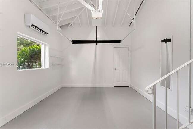 Building Photo - 4724 Orduna Dr