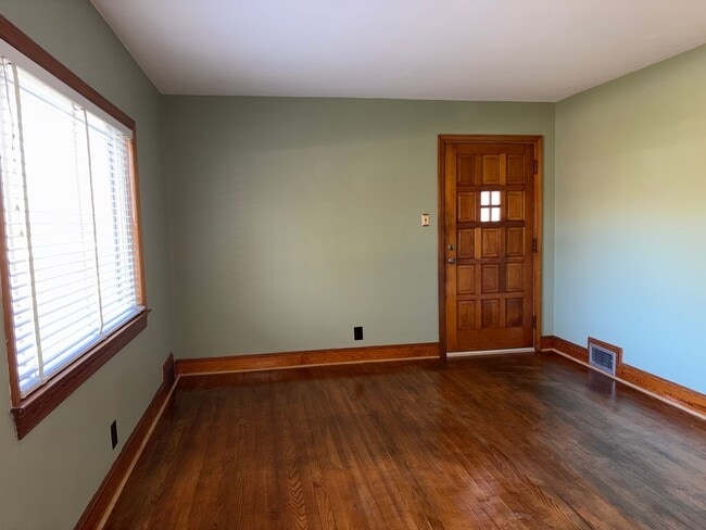 Building Photo - 3 Bedroom, 1.5 Bathroom House in Winston-Salem!