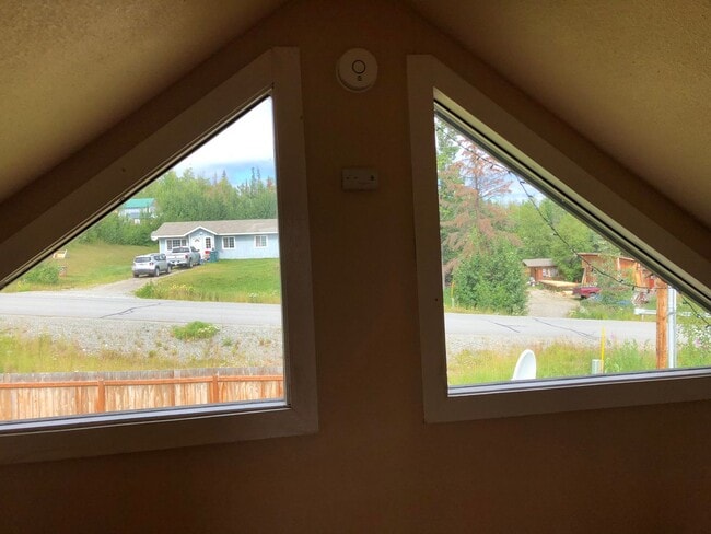 Building Photo - Cute Cabin style home!