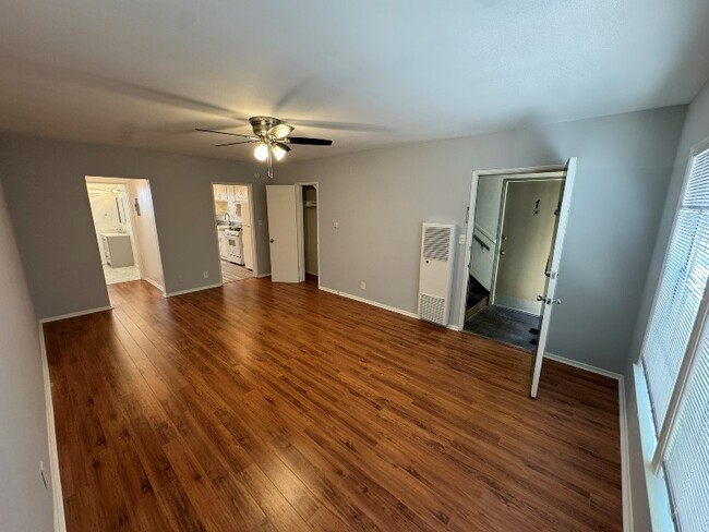 Building Photo - 1727 N Garfield Pl