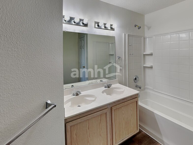 Building Photo - 16136 Shawnee Trl