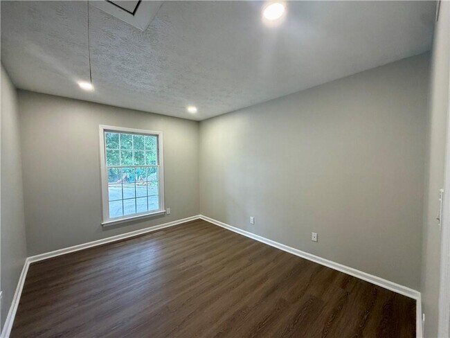 Building Photo - 6700 Roswell Rd