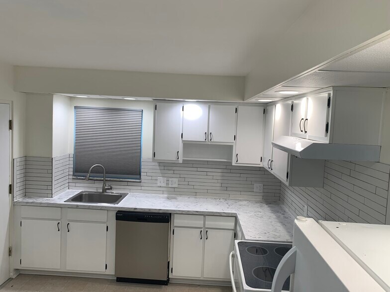 Building Photo - 2142 Collinway St