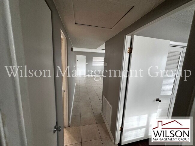 Building Photo - 900 Jamela Dr