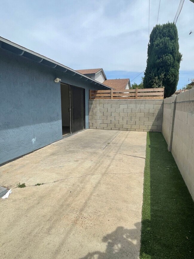 Building Photo - Lovely 2 bed, 2 bath Duplex Home in Orange