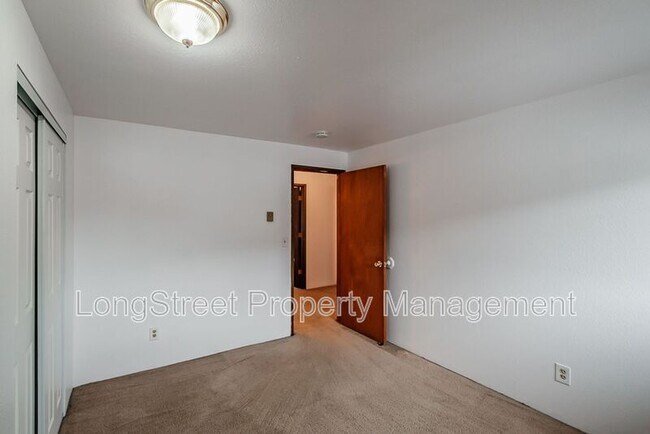 Building Photo - 1950 NW Hayes Ave