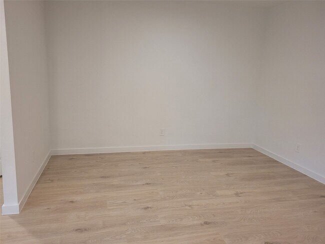 Building Photo - 4947 Oakwood Dr