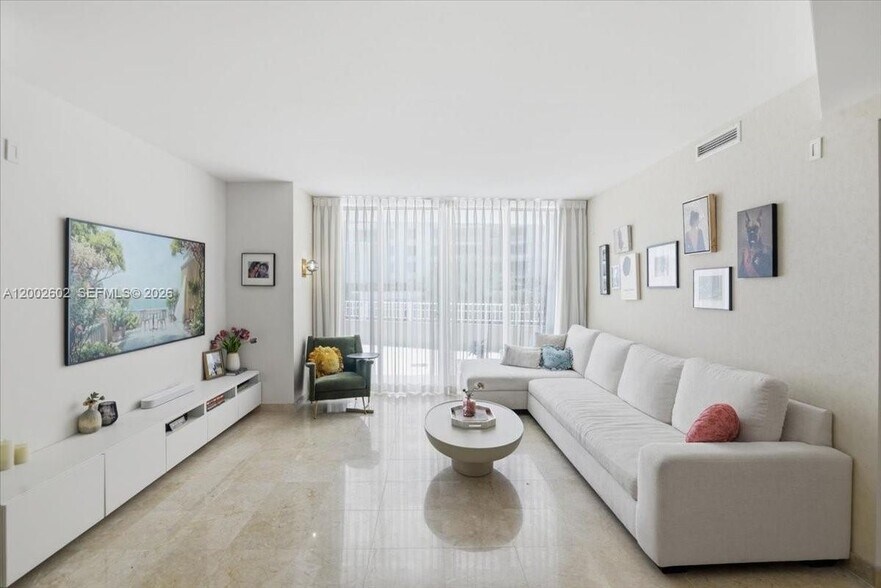 Building Photo - 801 Brickell Key Blvd