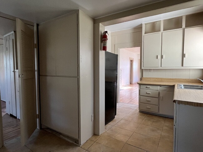 Building Photo - 2 Bedroom 1 Bath for Lease!!