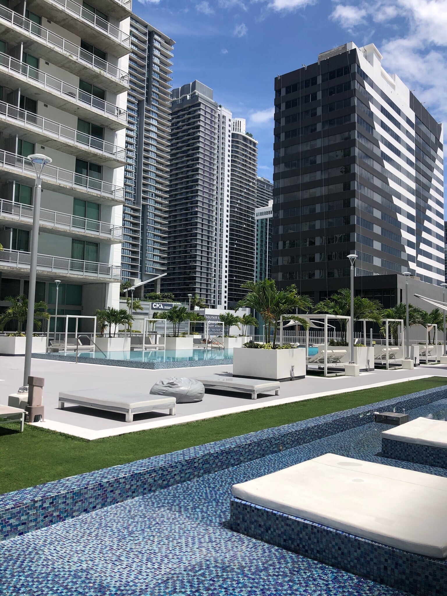 Building Photo - 690 SW 1st Ave