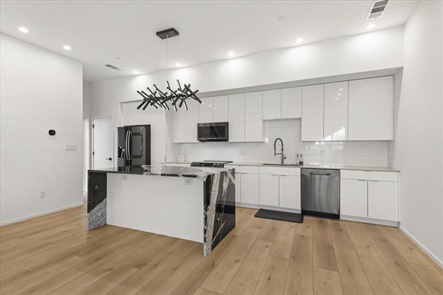 Building Photo - 2001 N Prairie Ave