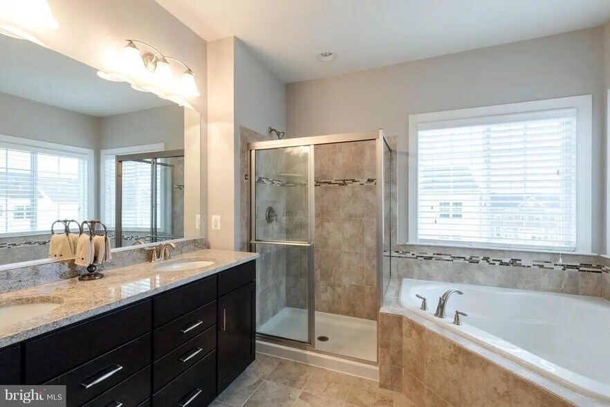 Master Bath - 1717 Taymount Ter NE