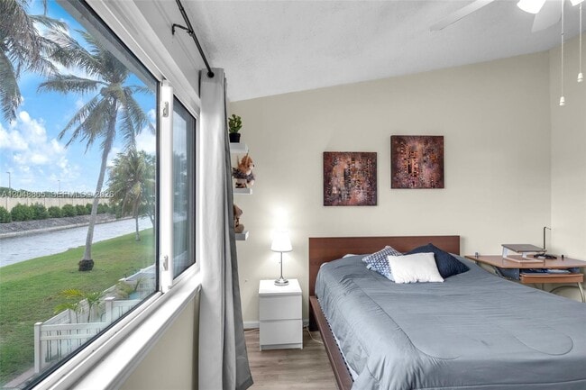 Building Photo - 9925 NW 57th Manor