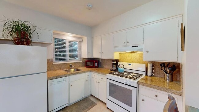 Building Photo - 3360 Garfield St