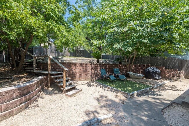 Building Photo - 1002 Juniper St