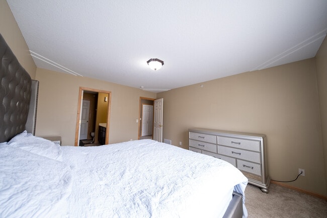 Building Photo - 6988 S Park Dr