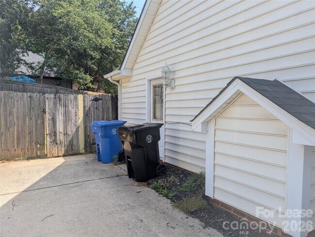 Building Photo - 131 Diamond Dr