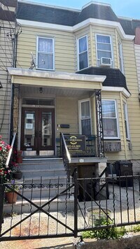 Building Photo - 136A Sherman Ave