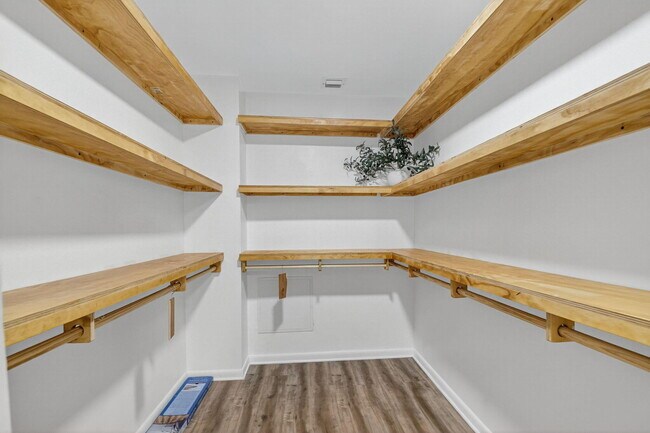 Building Photo - 5151 W Club Cir