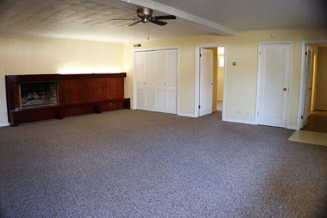 Building Photo - 109 Green Oak Dr