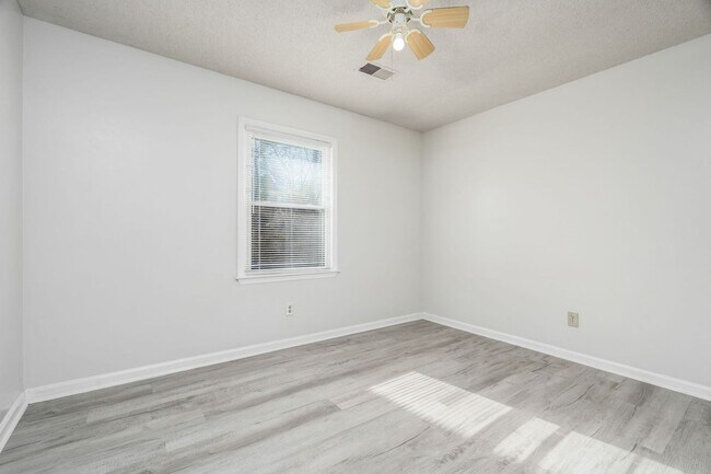 Building Photo - 118 Roberta Dr