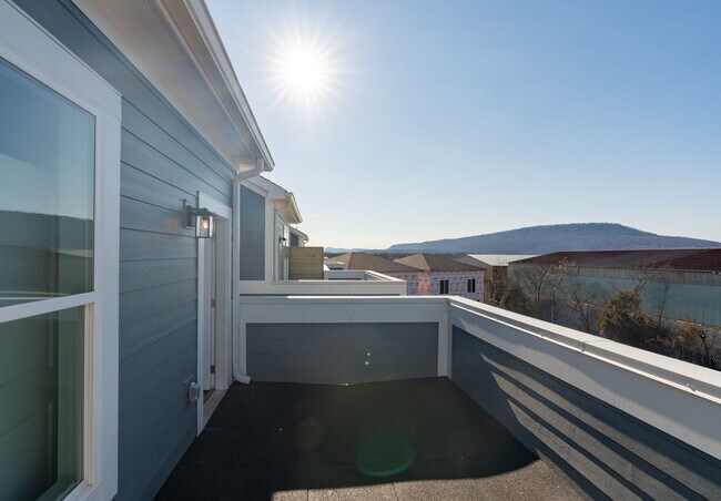 Building Photo - Modern 4 Bedroom Townhome in Southside Chattanooga