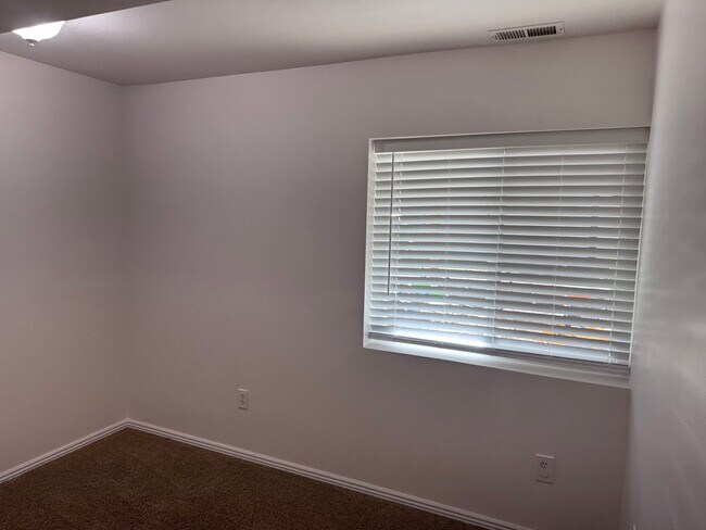 Building Photo - 11302 S Silver Ridge Dr