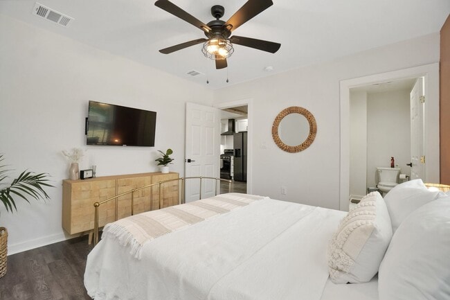 Building Photo - Gorgeous 3 bedroom, 2 bath house in the he...