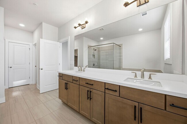 Building Photo - Walkable Lifetsyle in Westshore!