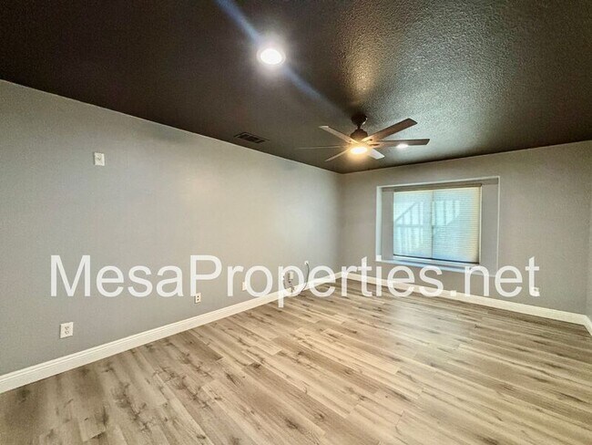 Building Photo - 13871 Oakmont Dr