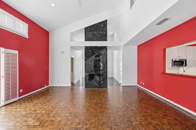 Building Photo - 22 1 Main Pl