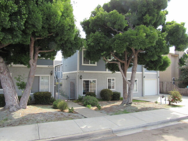 Building Photo - Adorable 2 bed / 2 bath in small gated com...