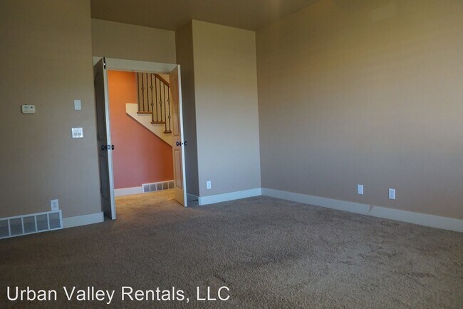Building Photo - 4 br, 2.5 bath House - 222 E. Belle Glenn Cir