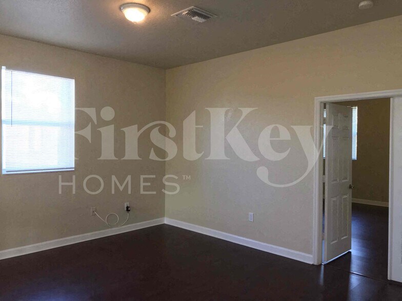 Building Photo - 181 NE 30th Pl