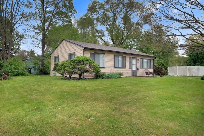 Building Photo - 3 Bedroom, 1 Bathroom Updated House
