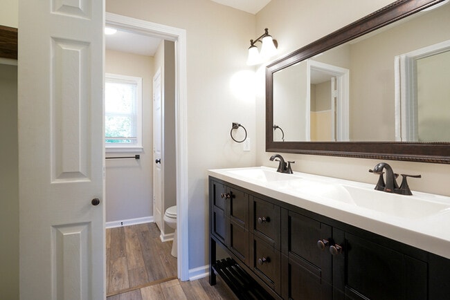 Building Photo - Inviting 3-Bedroom Home with Sunroom