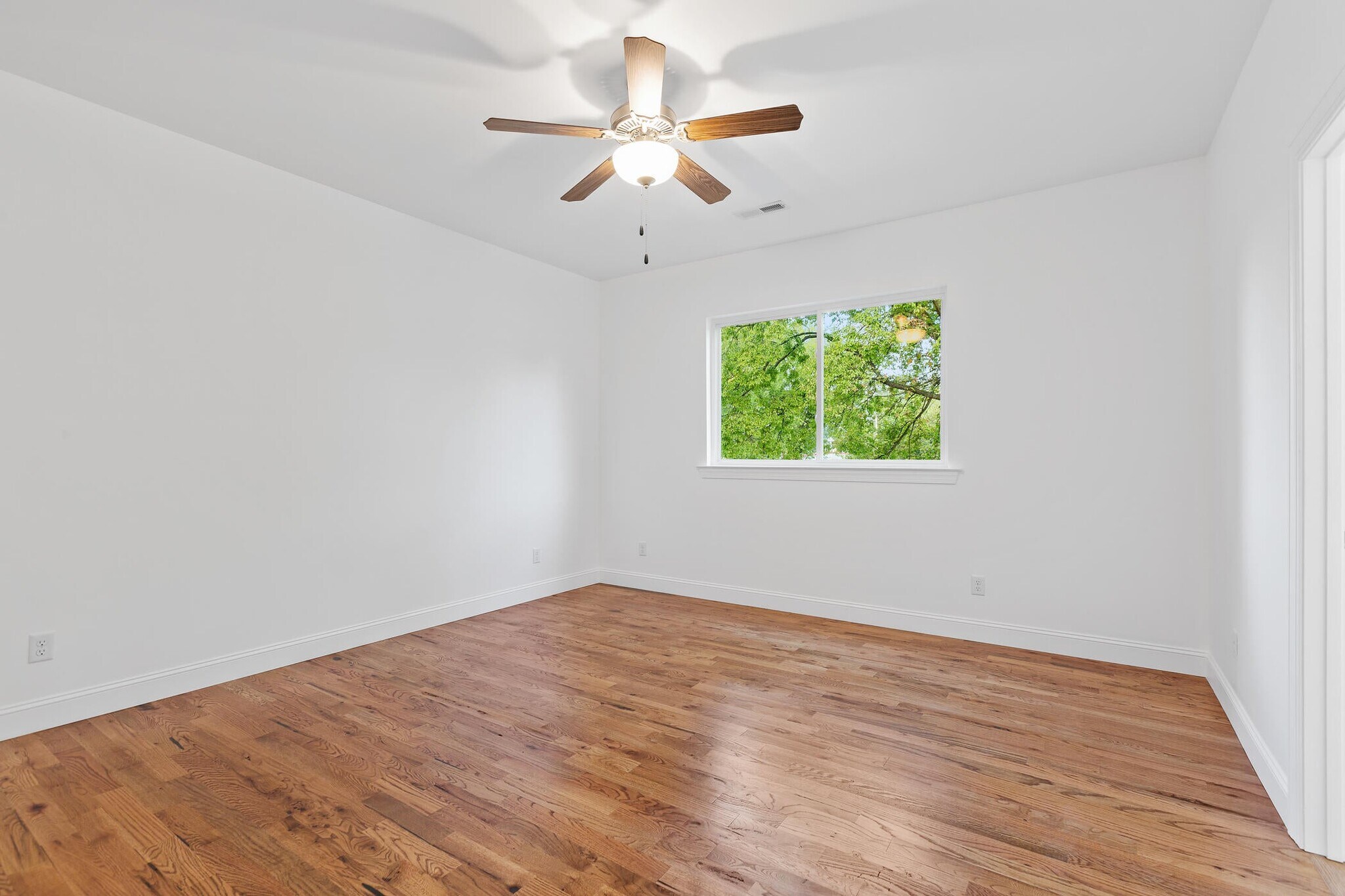 Building Photo - 2006 E 14th St