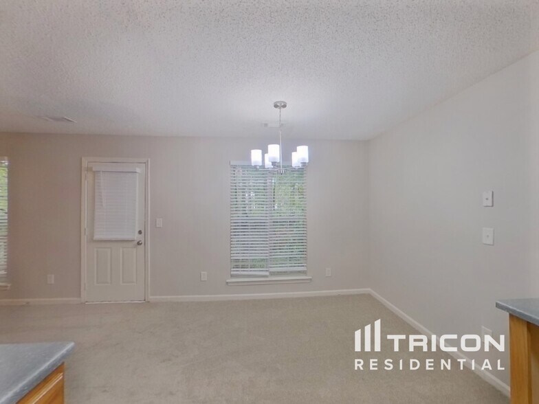 Building Photo - 7913 Four Oaks Ct