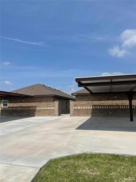 Building Photo - 1008 W Kohala Ave