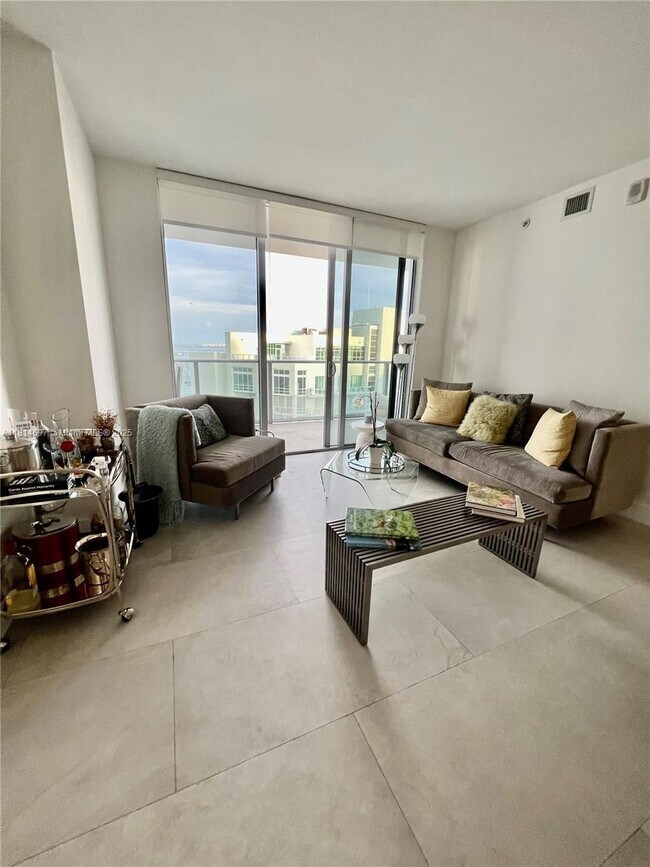 Building Photo - 1300 Brickell Bay Dr