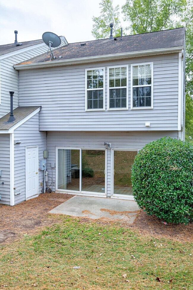 Building Photo - 812 Walnut Woods Dr