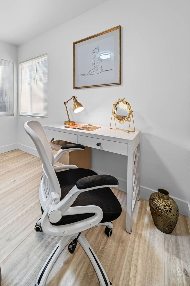 Building Photo - 606 S Sunshine Ave